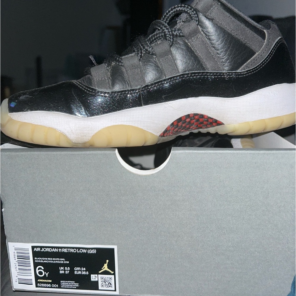 Air Jordan 11 retro size 6 youth boys